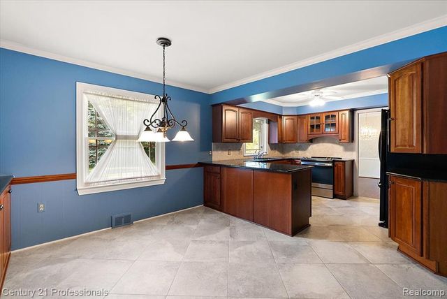 633 Foxhall Road, Bloomfield Hills, MI 48304