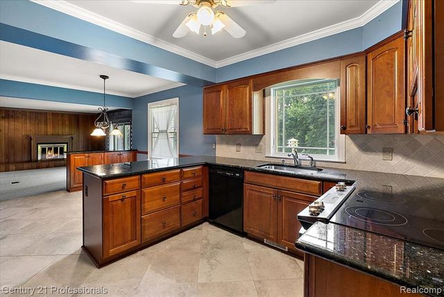 633 Foxhall Road, Bloomfield Hills, MI 48304