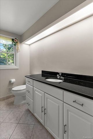 633 Foxhall Road, Bloomfield Hills, MI 48304