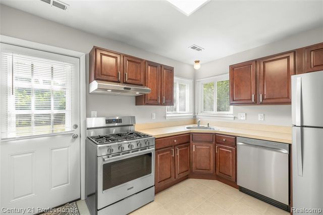 22830 Colgate Street, Farmington, MI 48336