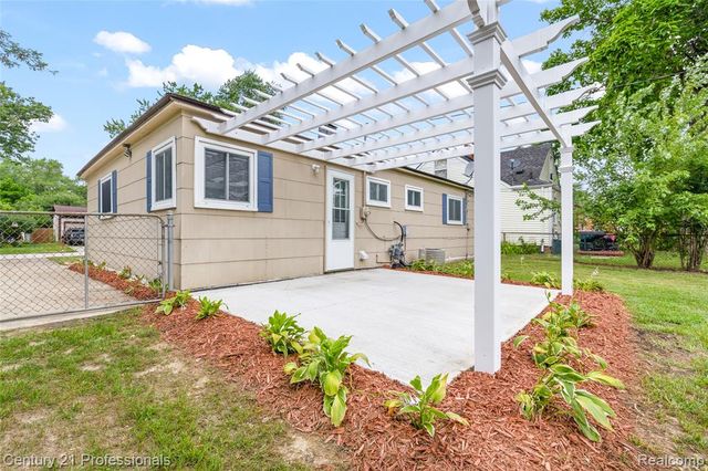 22830 Colgate Street, Farmington, MI 48336