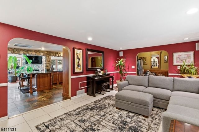 328 Hillside Ave, Livingston Twp., NJ 07039