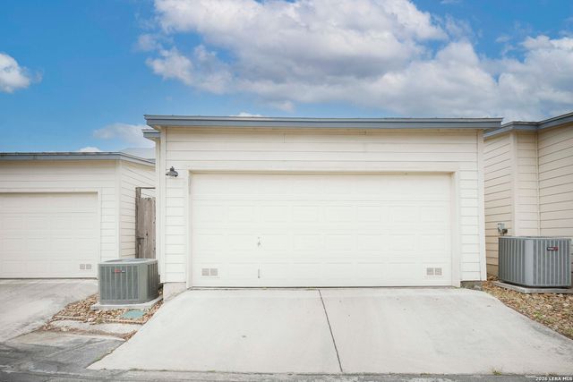 130 Oakwell Farms Parkway, San Antonio, TX 78218