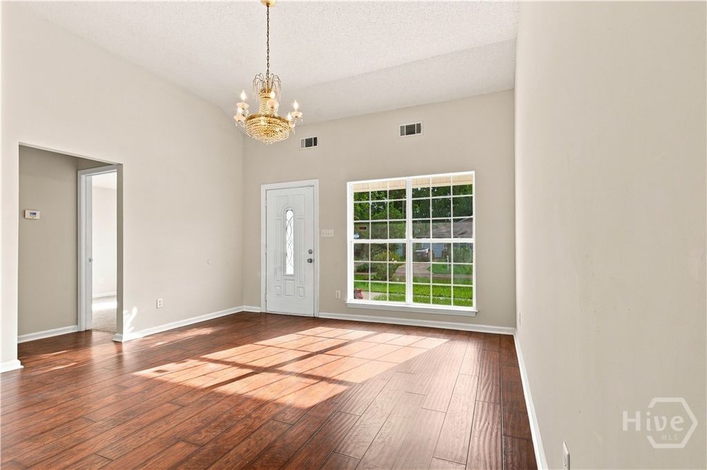 Image 8 of property listing at 7221 Garfield Street, Savannah, GA 31406