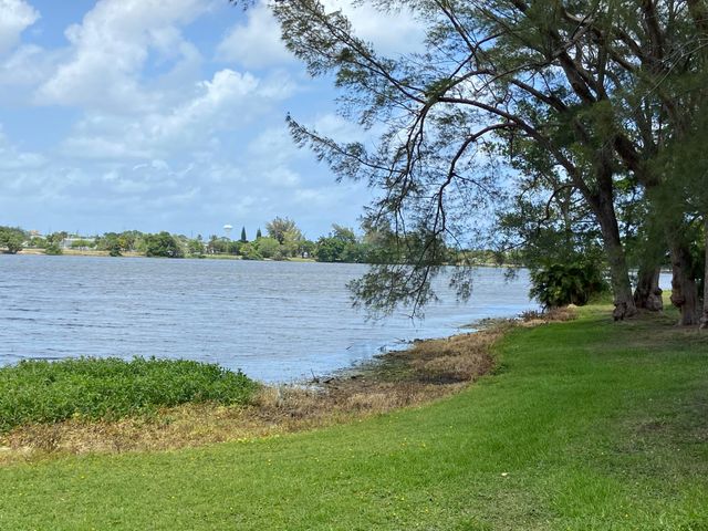 2840 Lake Osborne Drive 111, Lake Worth, FL 33461