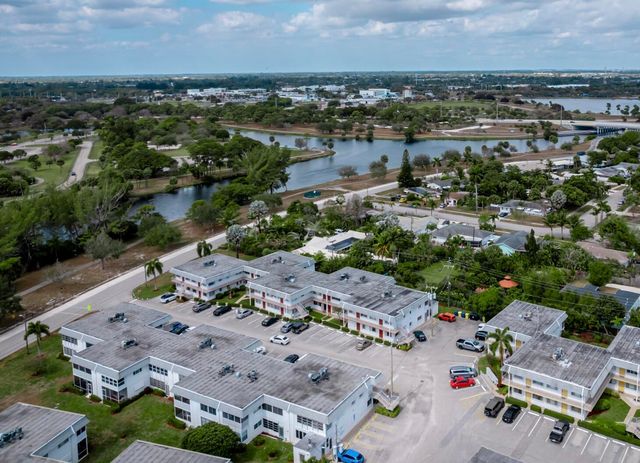 2840 Lake Osborne Drive 111, Lake Worth, FL 33461