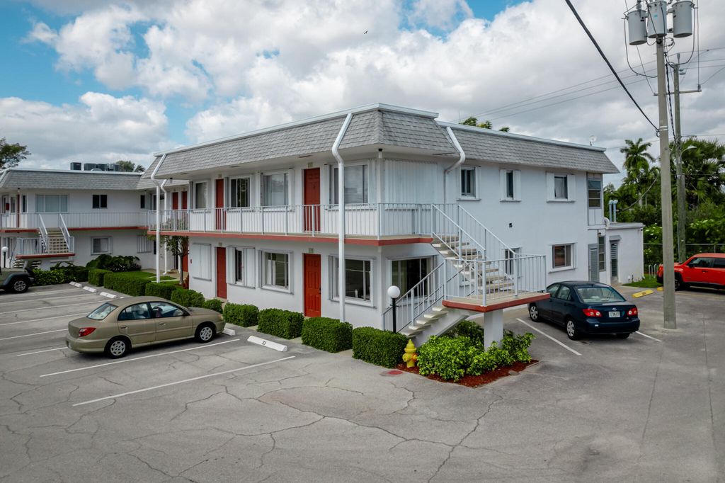2840 Lake Osborne Drive 111, Lake Worth, FL 33461