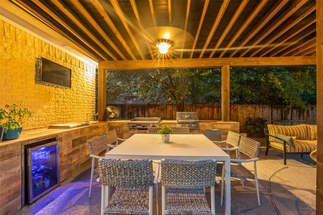 2 Glistening Pond Place, The Woodlands, TX 77382