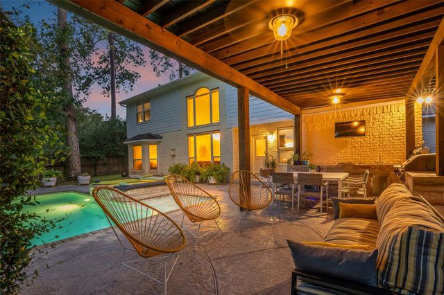 2 Glistening Pond Place, The Woodlands, TX 77382