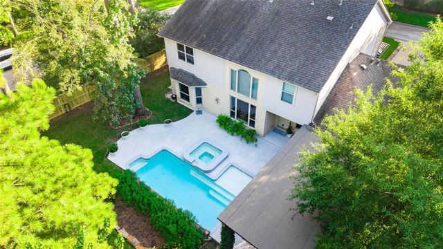 2 Glistening Pond Place, The Woodlands, TX 77382