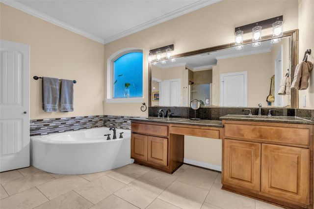 2 Glistening Pond Place, The Woodlands, TX 77382