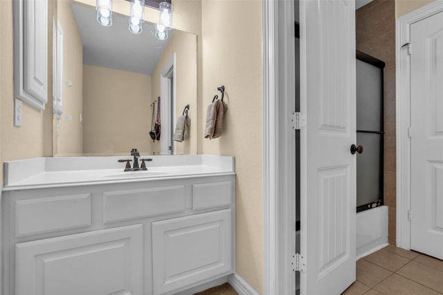 2 Glistening Pond Place, The Woodlands, TX 77382