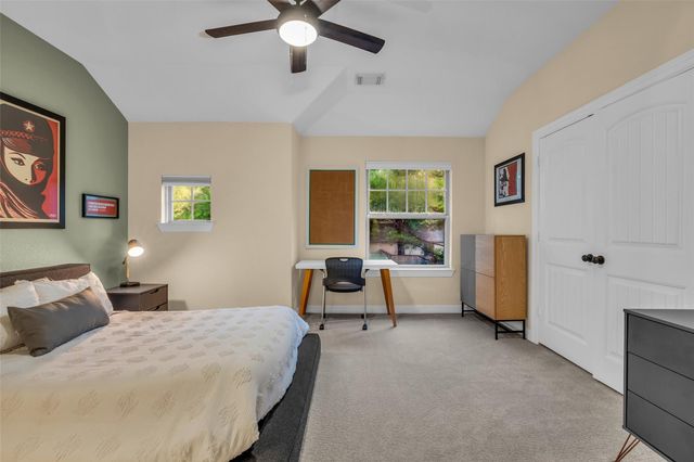 2 Glistening Pond Place, The Woodlands, TX 77382