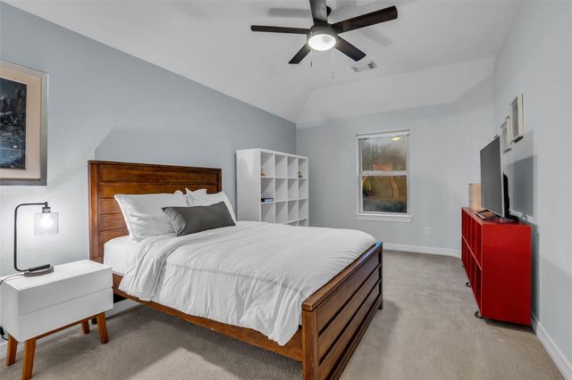 2 Glistening Pond Place, The Woodlands, TX 77382
