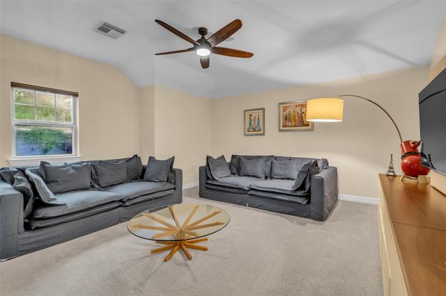 2 Glistening Pond Place, The Woodlands, TX 77382