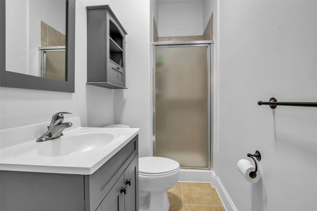 2 Glistening Pond Place, The Woodlands, TX 77382