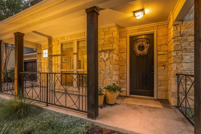 2 Glistening Pond Place, The Woodlands, TX 77382
