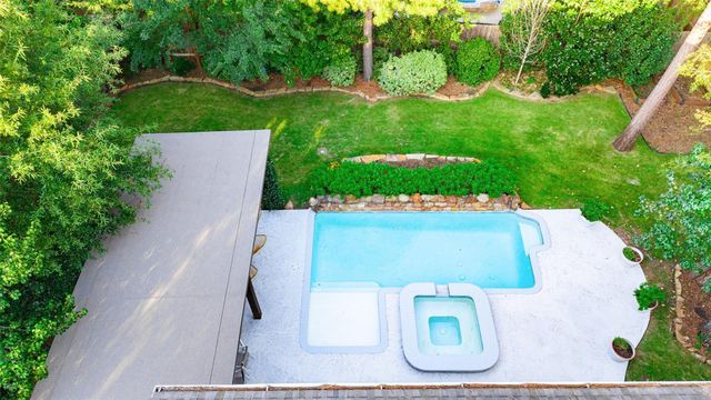 2 Glistening Pond Place, The Woodlands, TX 77382