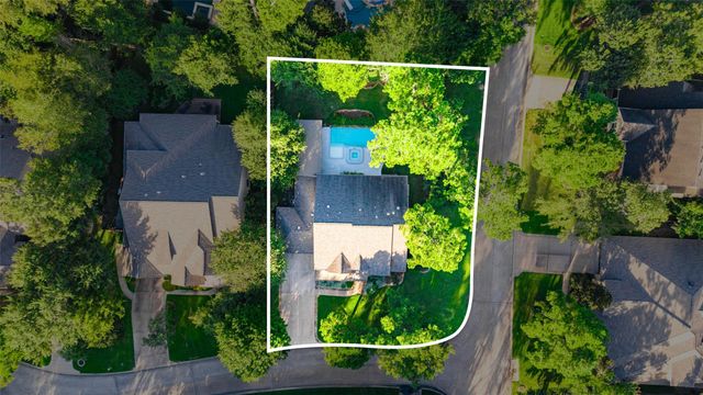 2 Glistening Pond Place, The Woodlands, TX 77382
