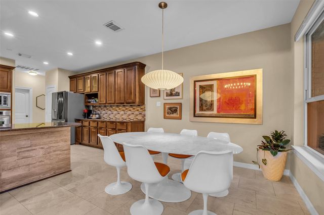 2 Glistening Pond Place, The Woodlands, TX 77382