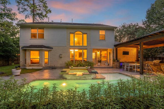 2 Glistening Pond Place, The Woodlands, TX 77382