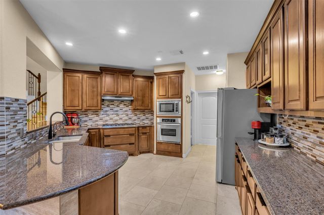 2 Glistening Pond Place, The Woodlands, TX 77382