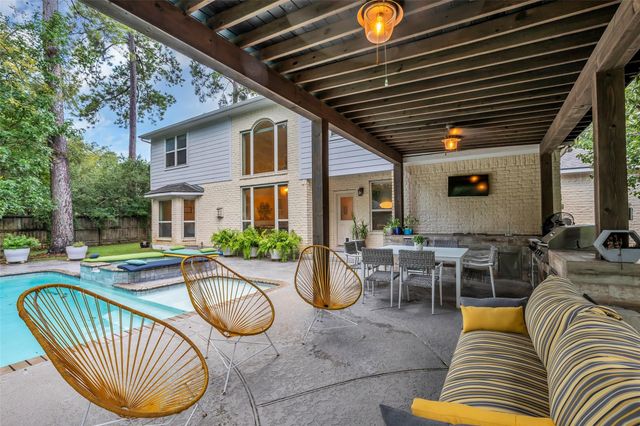 2 Glistening Pond Place, The Woodlands, TX 77382