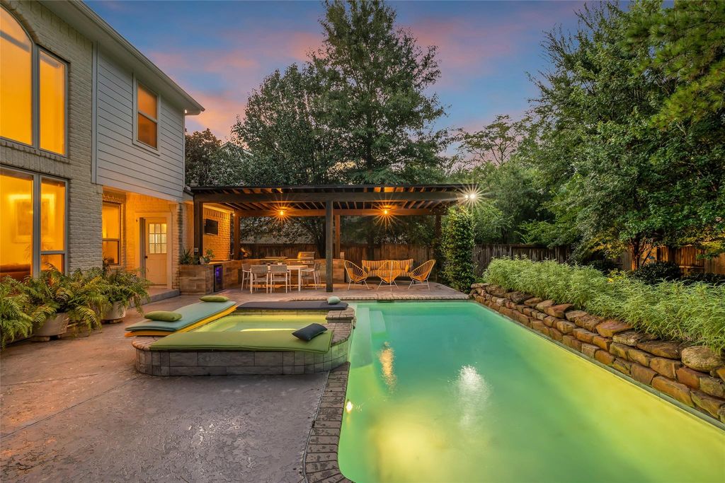 2 Glistening Pond Place, The Woodlands, TX 77382