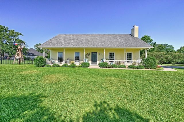 122 Comanche Drive, Gainesville, TX 76240