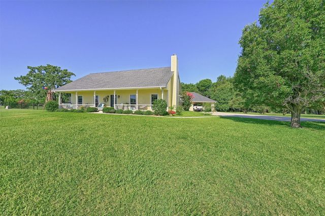 122 Comanche Drive, Gainesville, TX 76240