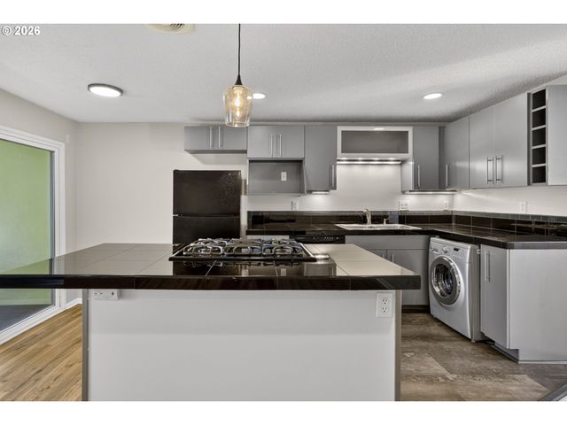 925 Ne 68TH Ave, Portland, OR 97213