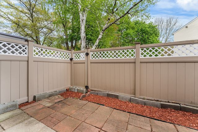 42 Village Brook Ln. 42, Natick, MA 01760