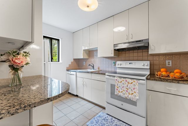 42 Village Brook Ln. 42, Natick, MA 01760