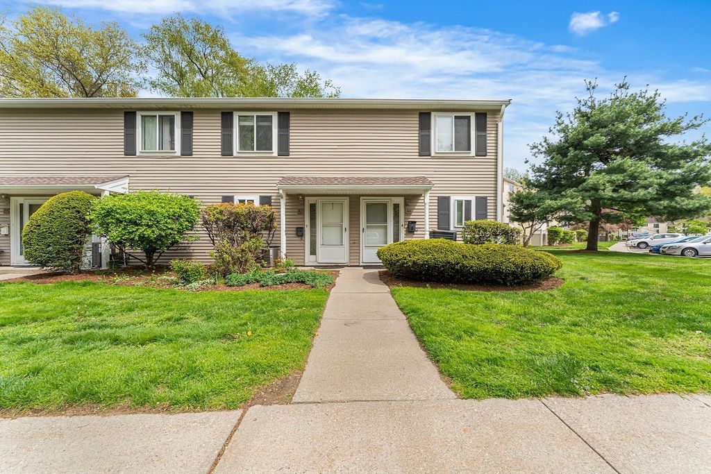 42 Village Brook Ln. 42, Natick, MA 01760