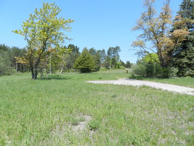 6274 S Us-31, Grawn, MI 49637