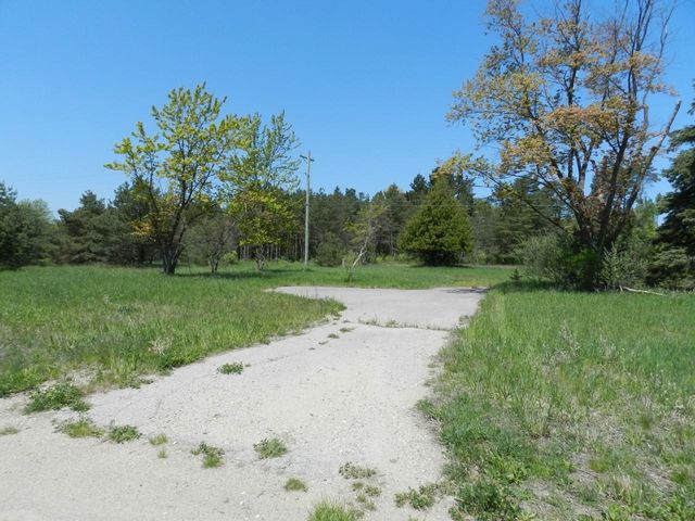 6274 S Us-31, Grawn, MI 49637