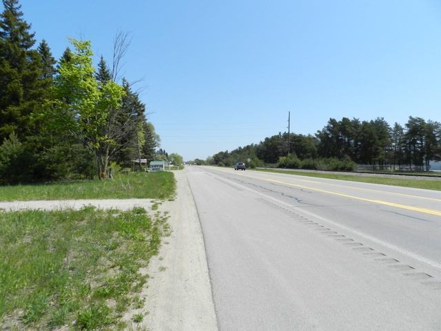 6274 S Us-31, Grawn, MI 49637