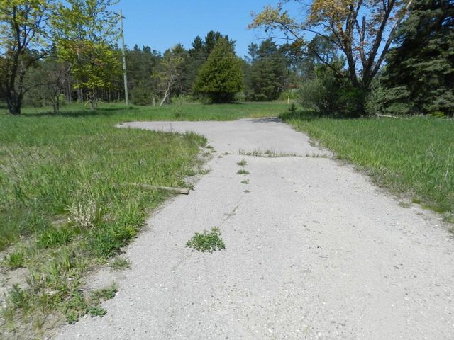 6274 S Us-31, Grawn, MI 49637