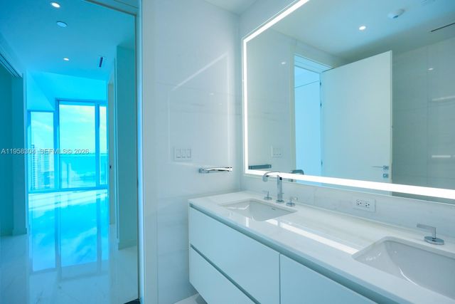 300 Biscayne Boulevard Way 1806W, Miami, FL 33131