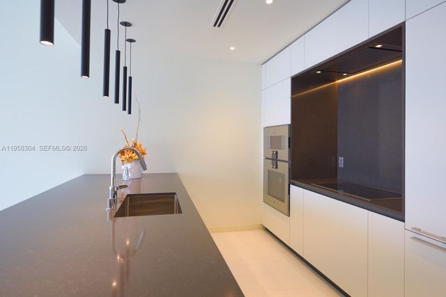 300 Biscayne Boulevard Way 1806W, Miami, FL 33131