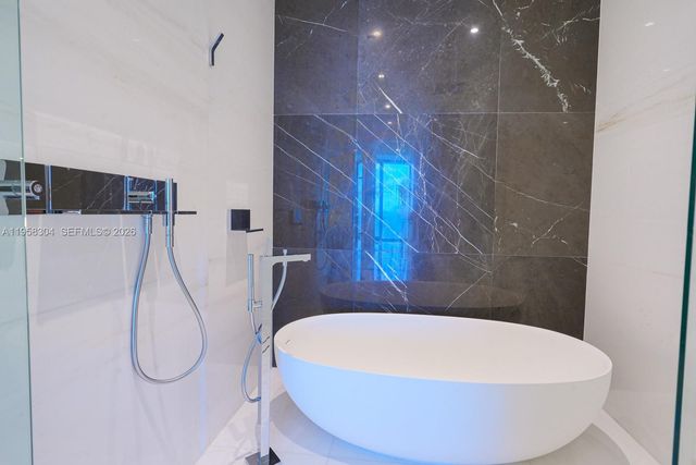 300 Biscayne Boulevard Way 1806W, Miami, FL 33131