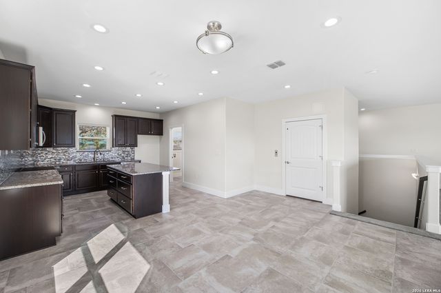 1385 RIVIERA DR, Canyon Lake, TX 78133