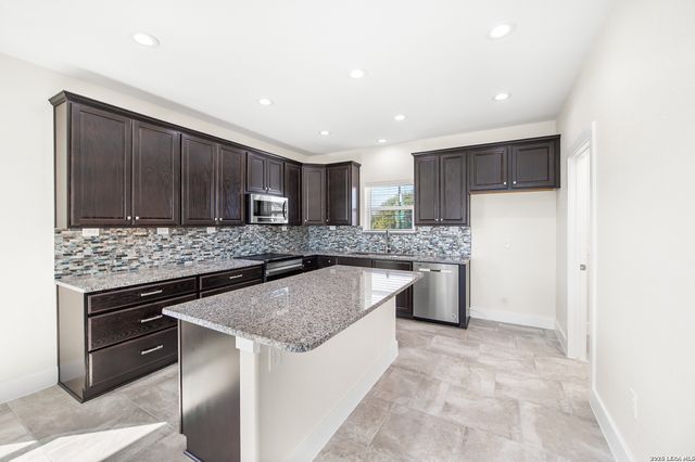 1385 RIVIERA DR, Canyon Lake, TX 78133