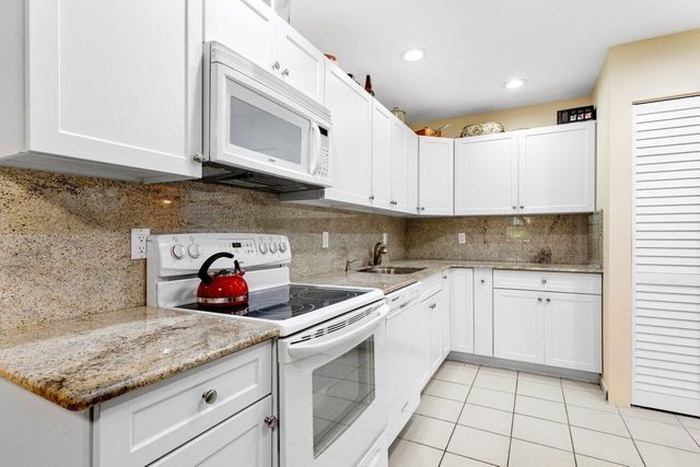 7 Southport Lane E, Boynton Beach, FL 33436