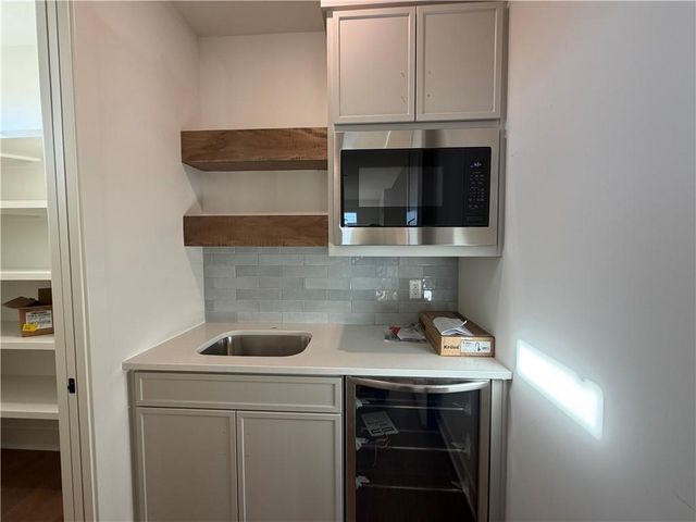 8203 NW 89th Terrace, Kansas City, MO 64153