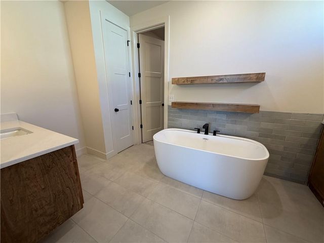 8203 NW 89th Terrace, Kansas City, MO 64153