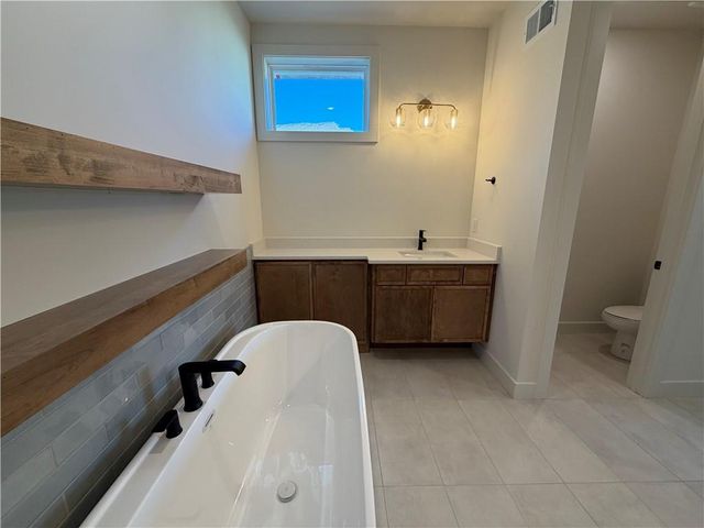 8203 NW 89th Terrace, Kansas City, MO 64153