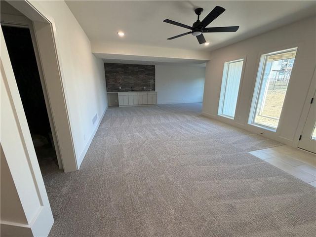 8203 NW 89th Terrace, Kansas City, MO 64153