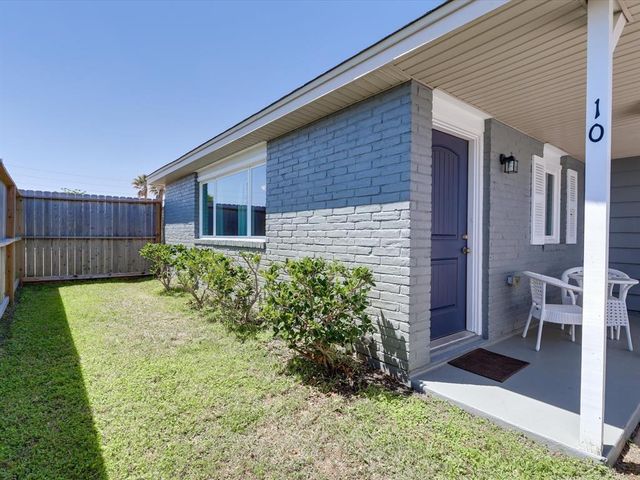 10 Windsor Court, Galveston, TX 77551