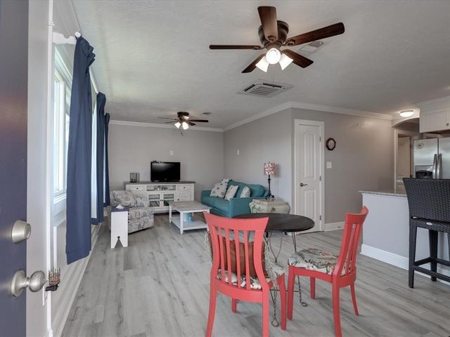 10 Windsor Court, Galveston, TX 77551